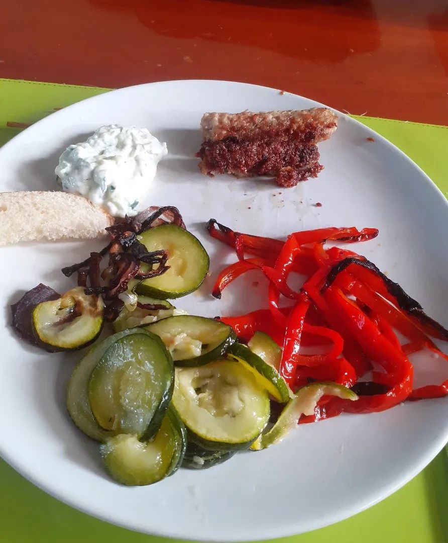Kipkebab met geroosterde groente en tzatziki