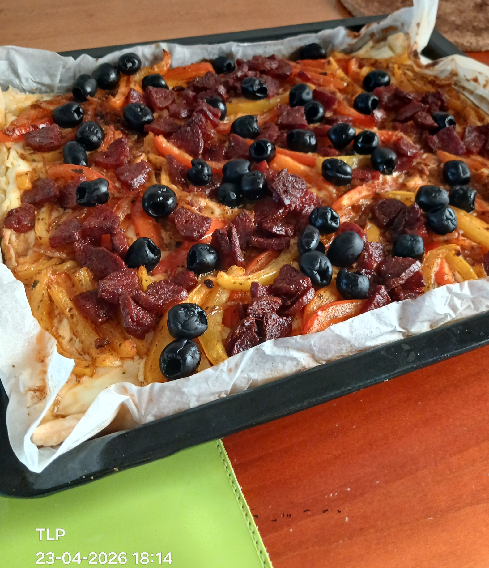 pizza met chorizo en paprika