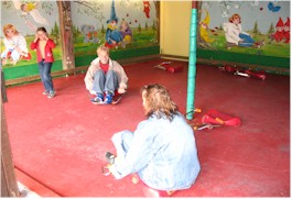 Twee groten spelen met kinderspeeltjes